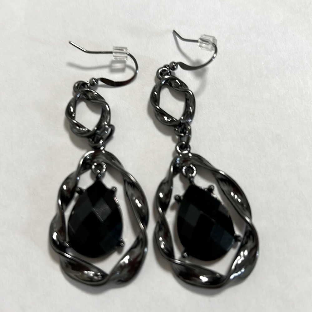 New Long Elegant Black Teardrop Dangling Pierced Earrings.